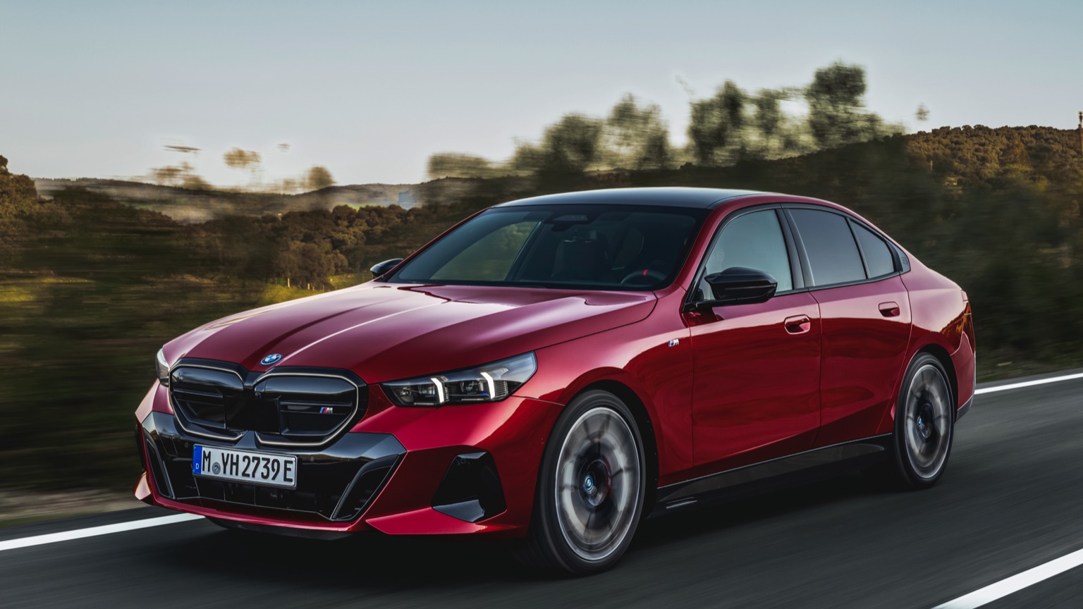 Zářivě modré BMW i5 M60 zaparkované na nábřeží Vltavy