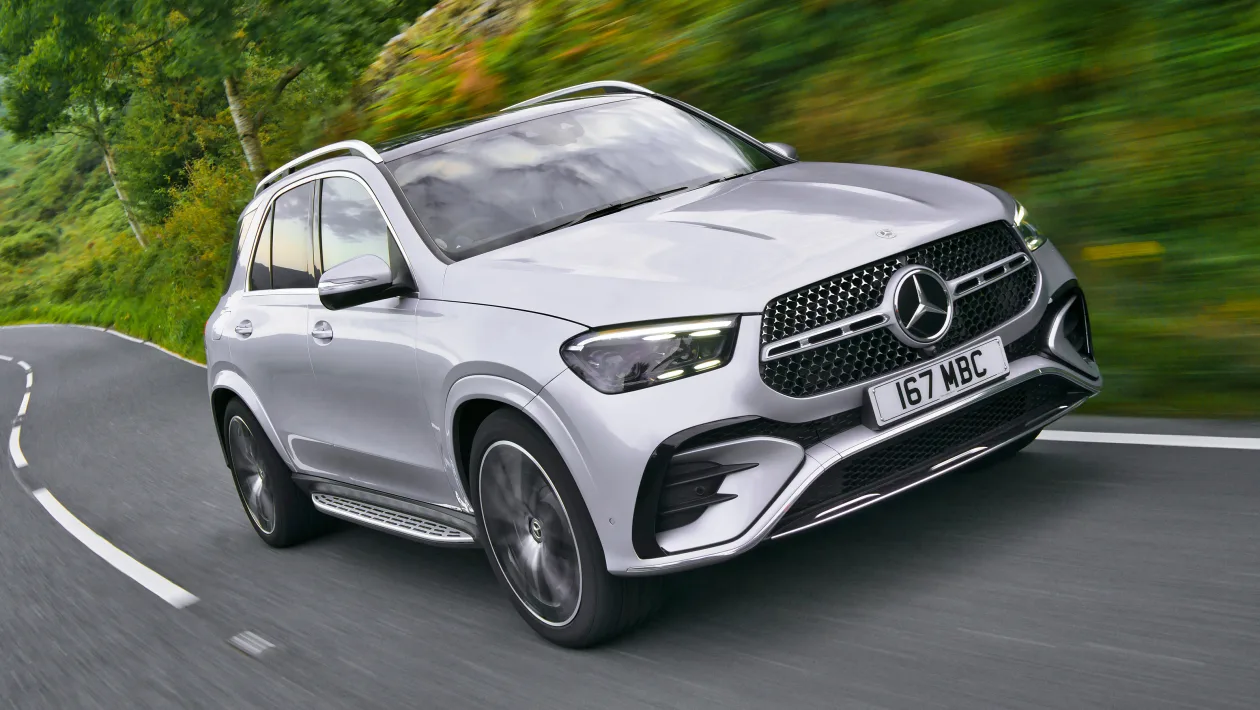 Robustní stříbrný Mercedes-Benz GLE 400e s připojeným nabíjecím kabelem